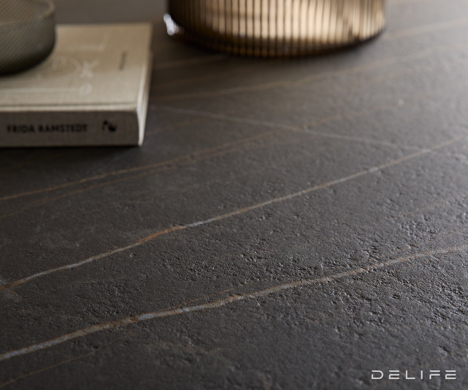 Klubska mizica Blaise 100x100cm, Material: Reliefno steklo