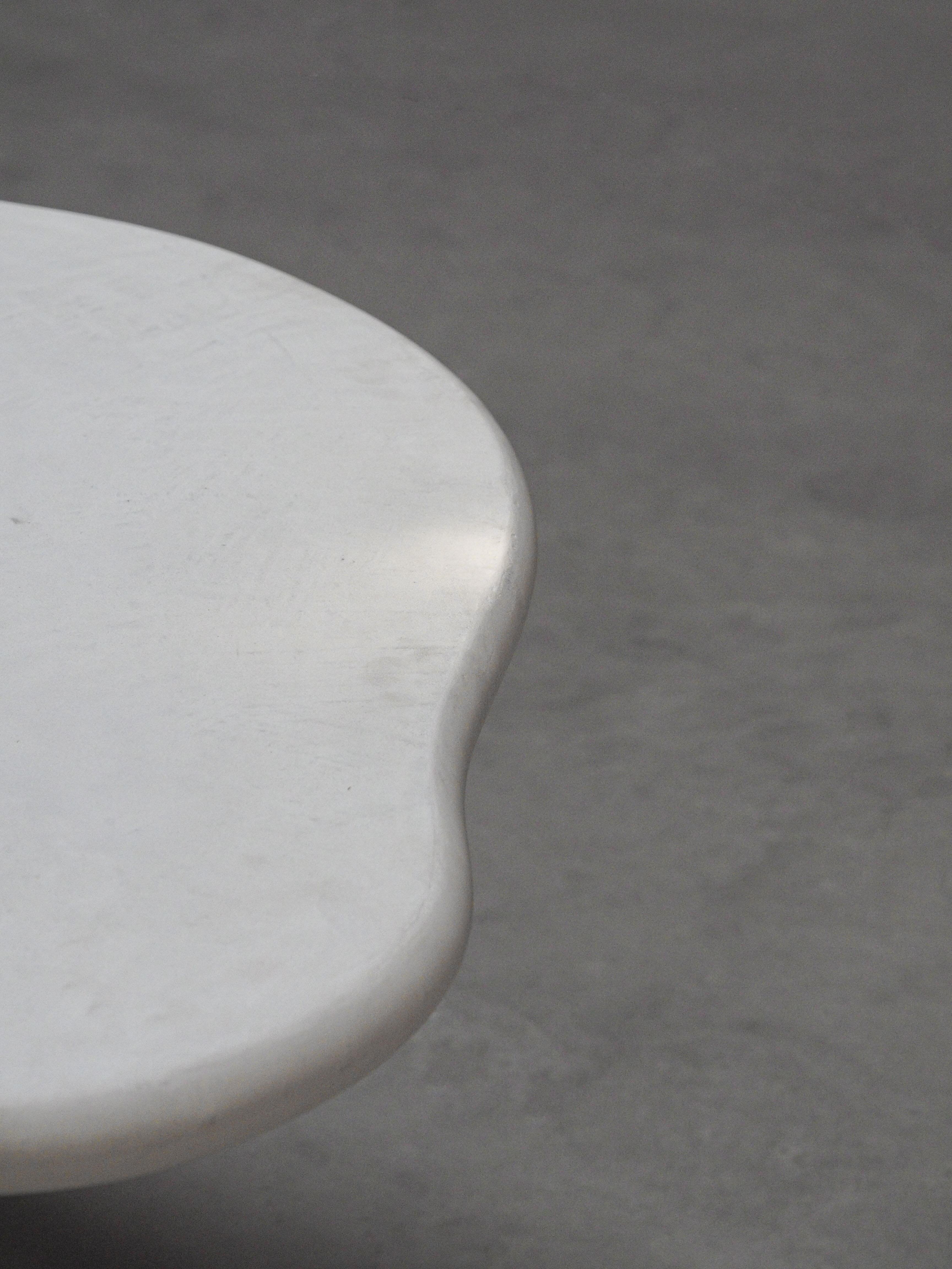 Laini klubska mizica