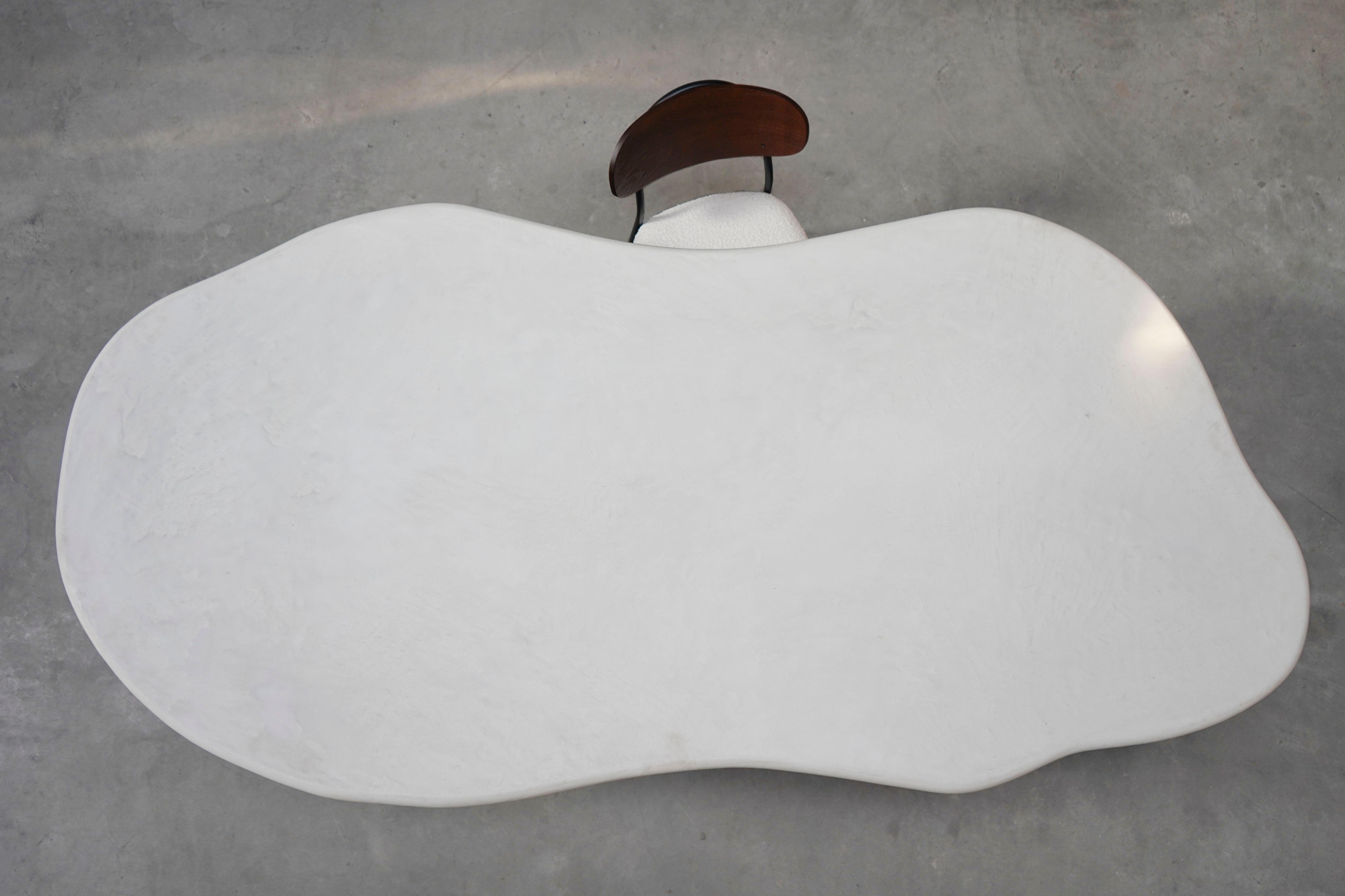 Laini klubska mizica